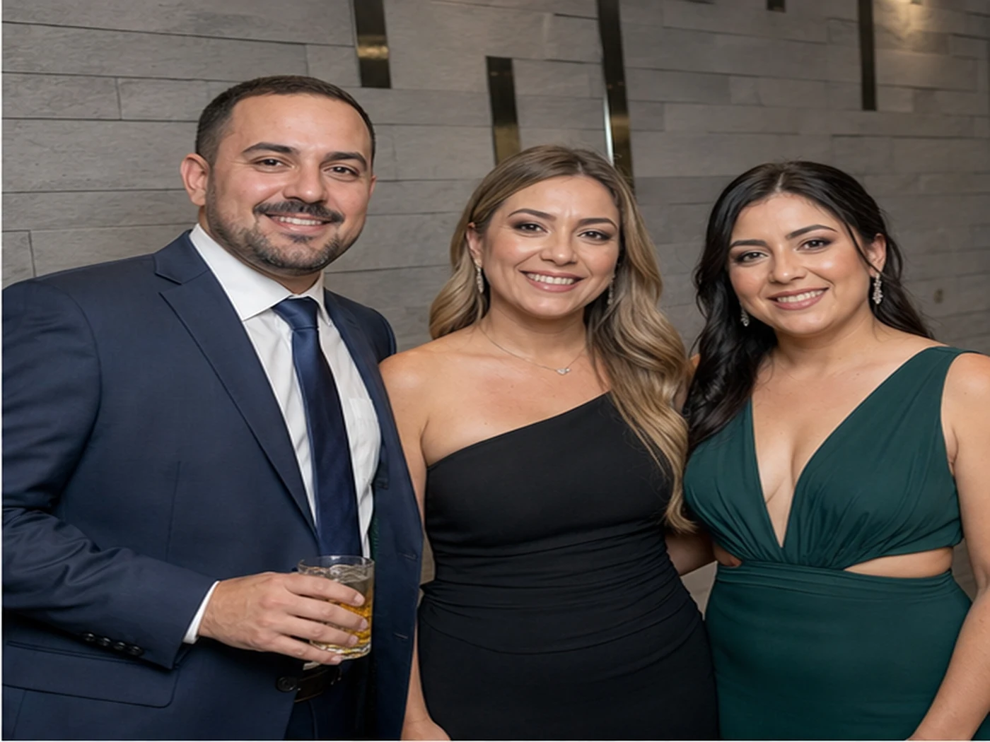 Convidados posicionados diante da parede do evento para a captura