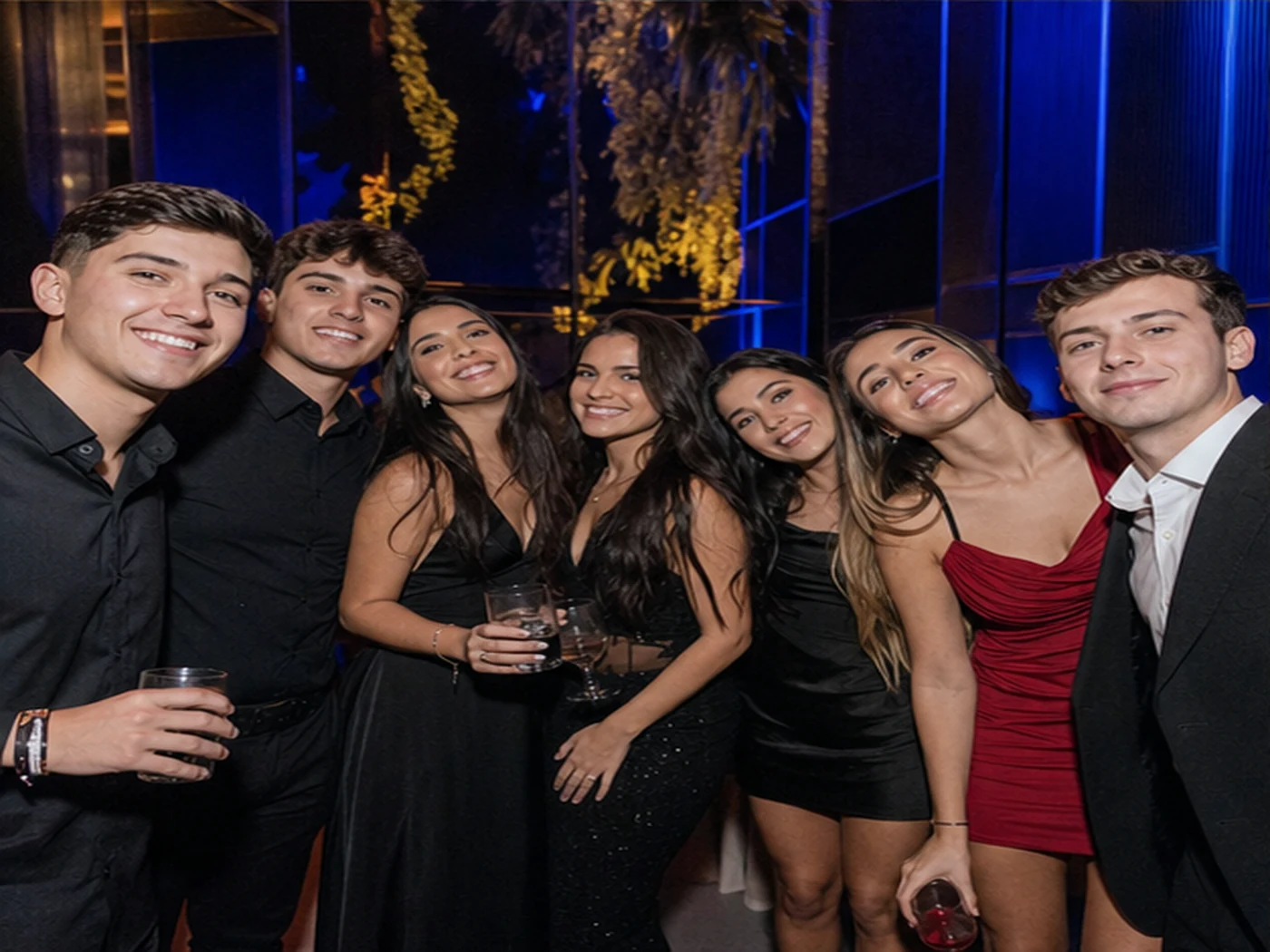 Jovens celebrando um aniversário de 18 anos